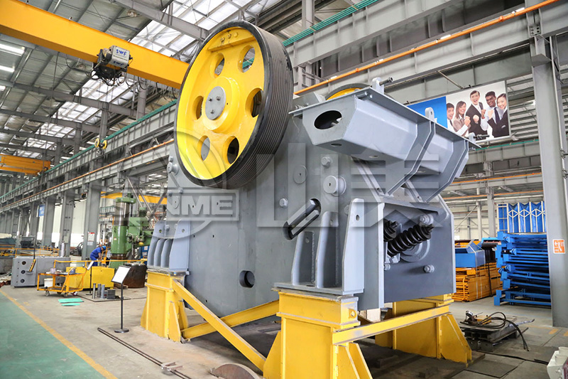 顎式破碎機(jī)工作中出現(xiàn)卡料、不下料是什么原因