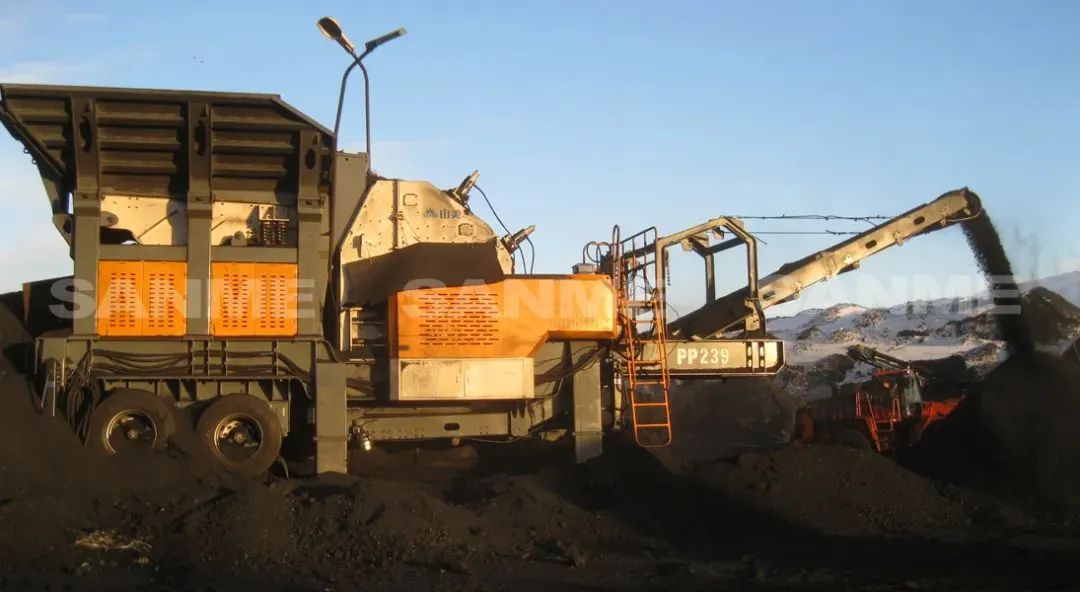 時(shí)產(chǎn)值近600萬(wàn)！山美移動(dòng)式破碎篩分一體站助力江蘇高碳鉻鐵礦破碎項(xiàng)目建設(shè)