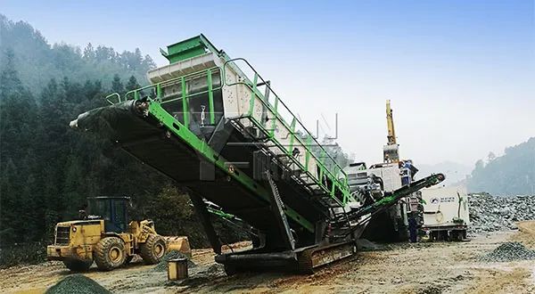 時(shí)產(chǎn)值近600萬(wàn)！山美移動(dòng)式破碎篩分一體站助力江蘇高碳鉻鐵礦破碎項(xiàng)目建設(shè)
